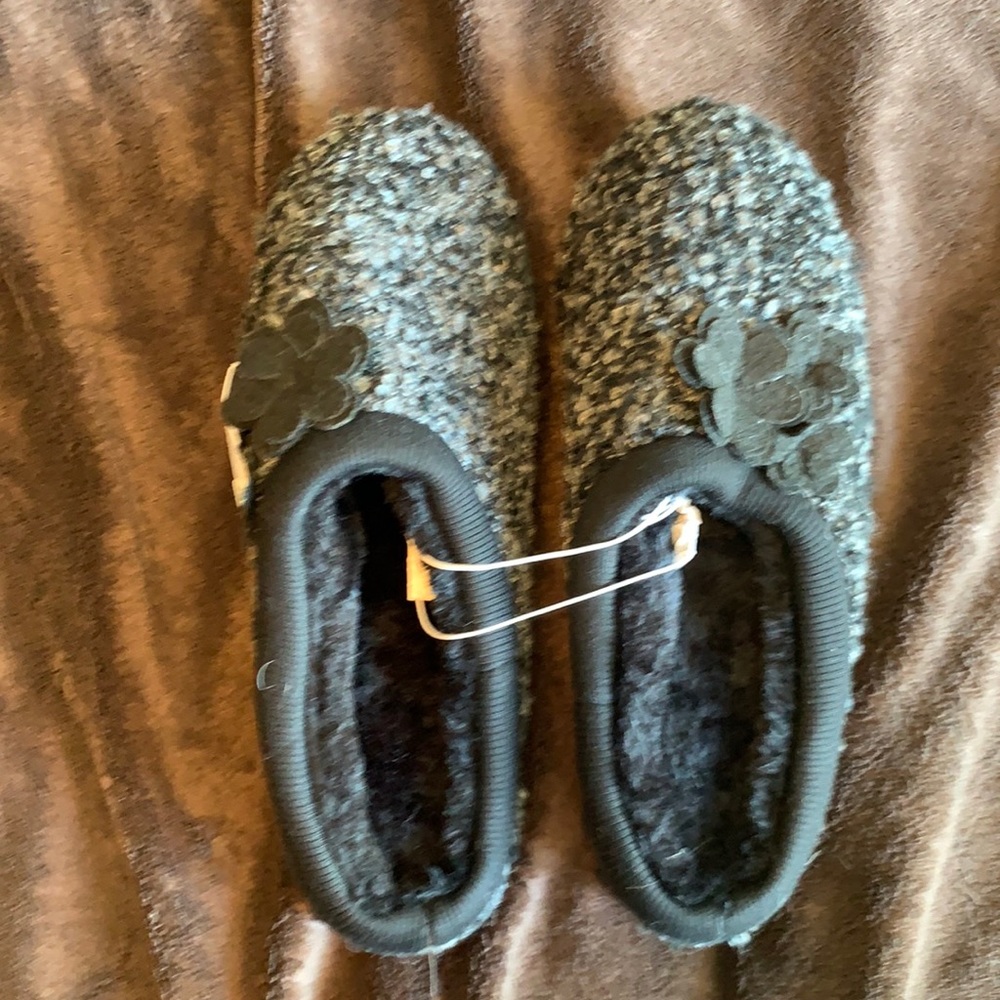 NWT black size 9-10 Sonoma slippers.